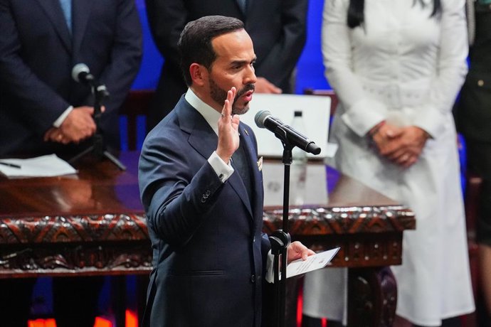 CALI (COLÔMBIA), 7 de agosto de 2026  -- Abelardo de la Espriella presta juramento durante a cerimônia de posse do novo presidente em Cali, na Colômbia, em 7 de agosto de 2026. Abelardo de la Espriella tomou posse como novo presidente da Colômbia na sexta