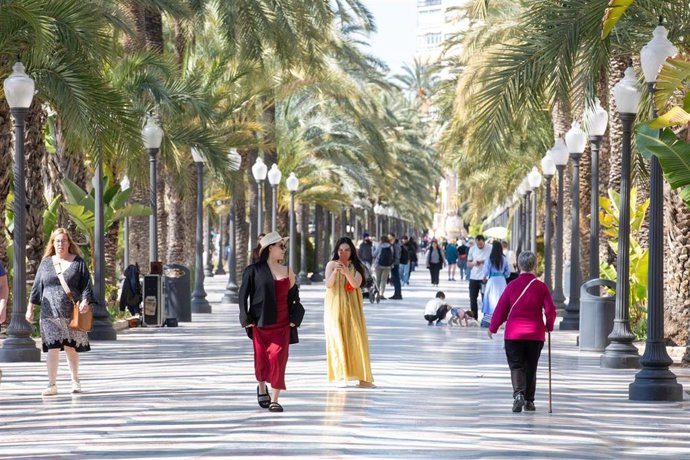 Archivo - Turistas pasean por el centro de la ciudad, a 26 de marzo de 2026, en Alicante, Comunidad Valenciana (España). 
