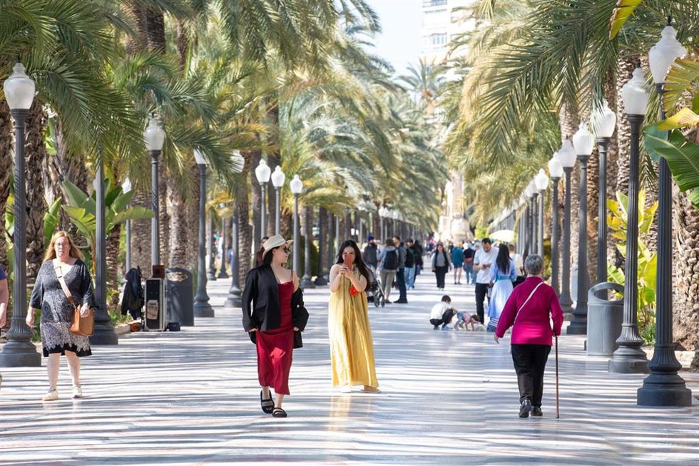 Archivo - Turistas pasean por el centro de la ciudad, a 26 de marzo de 2026, en Alicante, Comunidad Valenciana (España). 