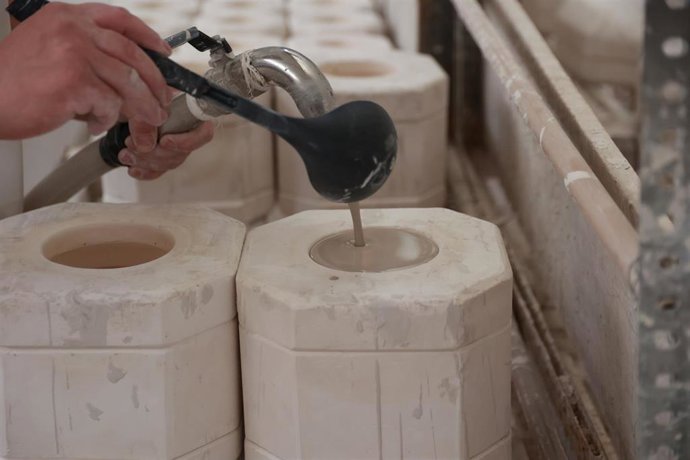 Archivo - Operarios en una fábrica de cerámica