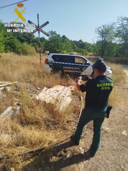 La Guardia Civil detiene a tres personas por la gestión de residuos de uralita con amianto.