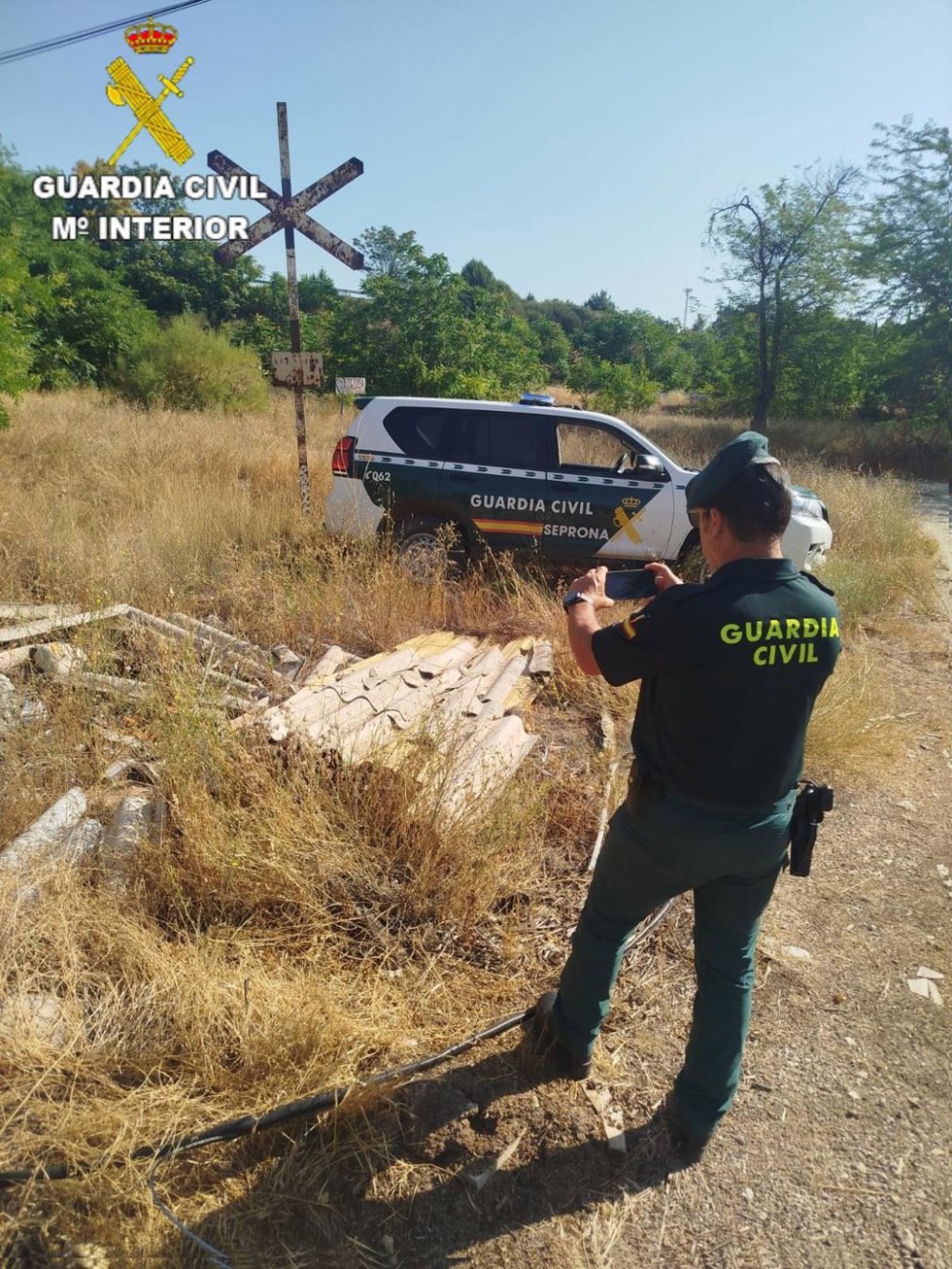 La Guardia Civil detiene a tres personas por la gestión de residuos de uralita con amianto.