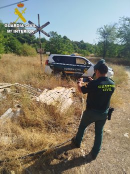 La Guardia Civil detiene a tres personas por la gestión de residuos de uralita con amianto.
