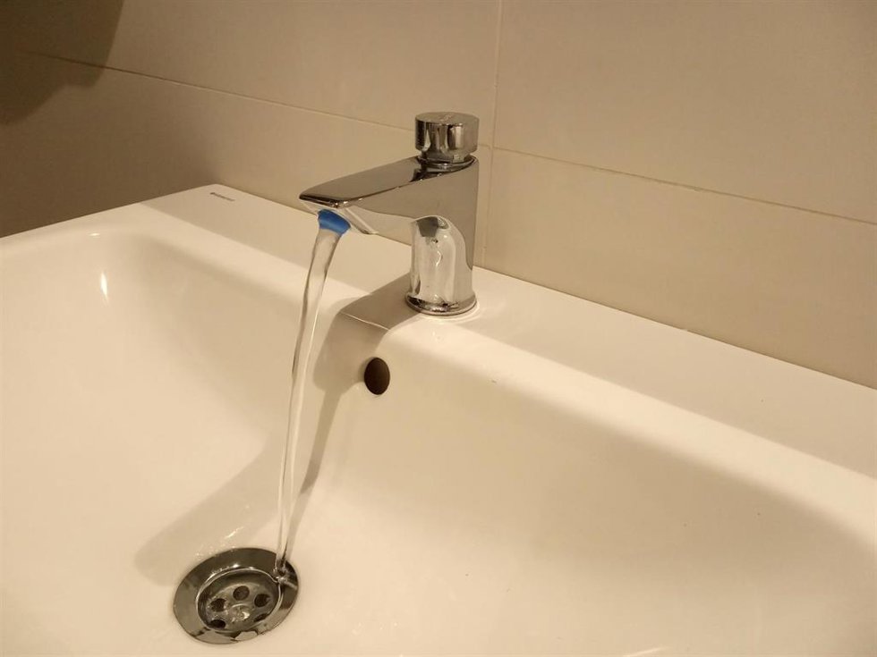 Archivo - Grifo con agua