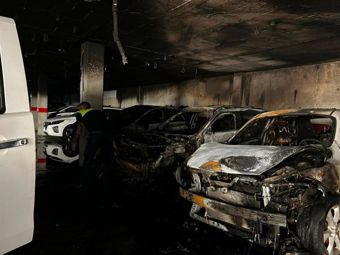 Vehículos dañados por el incendio en un sótano.