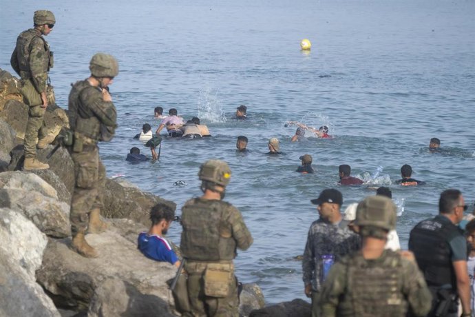 Militares en la playa de Ceuta durante las llegadas de los días 30 y 31 de julio
