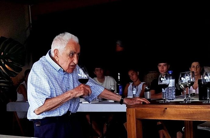 Manuel Ruiz Hernández dirige la cata solidaria de Gimileo