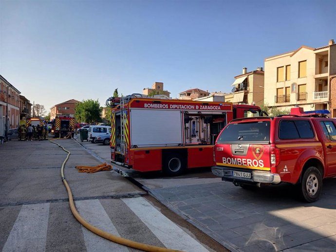 Bomberos de la Diputación Provincial de Zaragoza (DPZ) en la extinción del incendio que costó la vida a un bombero y a un trabajador en un taller de Calatorao (Zaragoza).