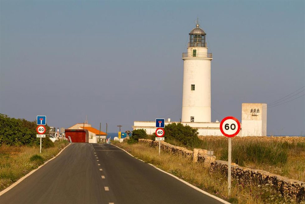 Archivo - Vista general sobre la carretera del Faro de la Mola.