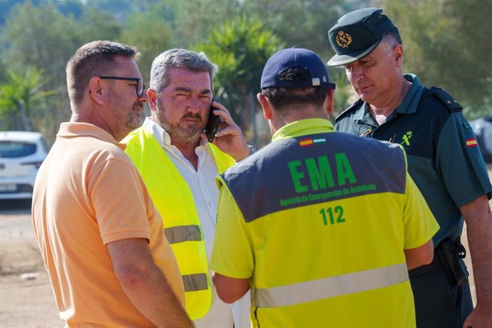 El Alcalde de Aznalcóllar Juan José Fernández Garrido atiende al teléfono en el PMA del incendio de Niebla tras la llegada del fuego a su término municipal. Imagen de archivo