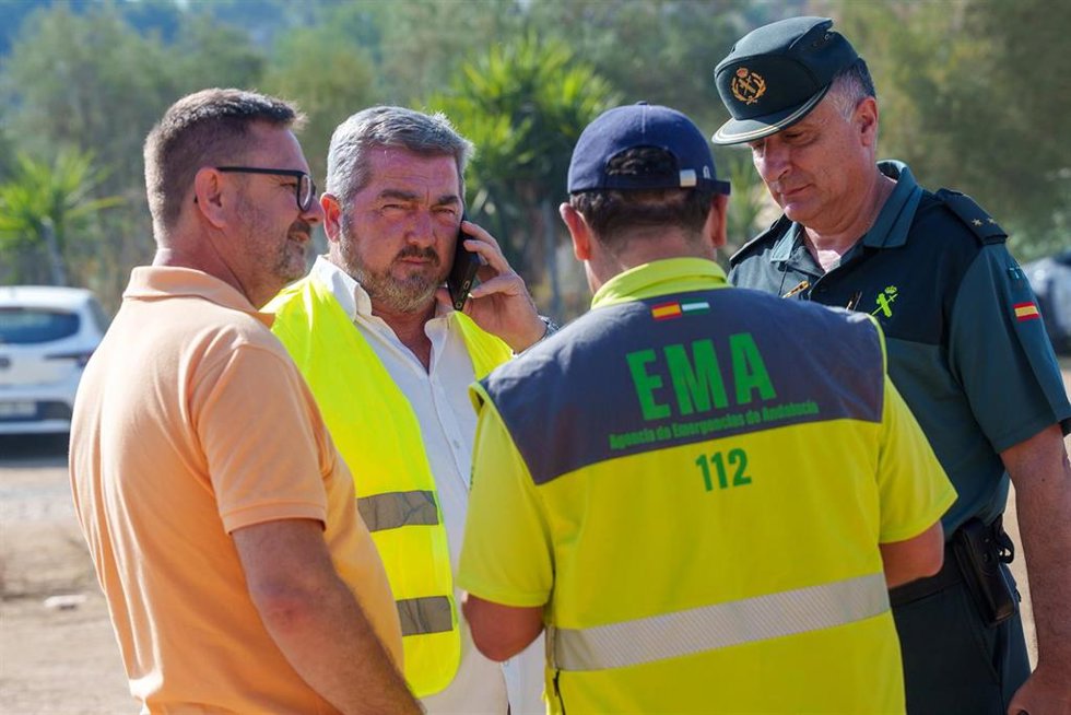 El Alcalde de Aznalcóllar Juan José Fernández Garrido atiende al teléfono en el PMA del incendio de Niebla tras la llegada del fuego a su término municipal. Imagen de archivo