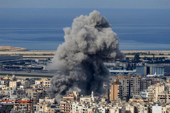 Archivo - Imagen de archivo de un ataque israelí sobre Líbano.