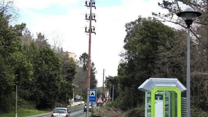 Torre eléctrica de Iberdrola en una carretera de Bizkaia