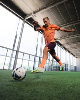 El futbolista Antoine Griezmann, con las nuevas CLR Low FG Q1 de Decathlon.