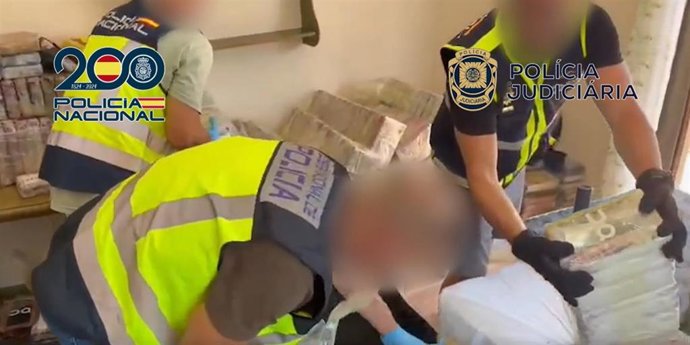 Operación policial en la que hay tres detenidos e intervenidos más de 3.300 kilos de cocaína