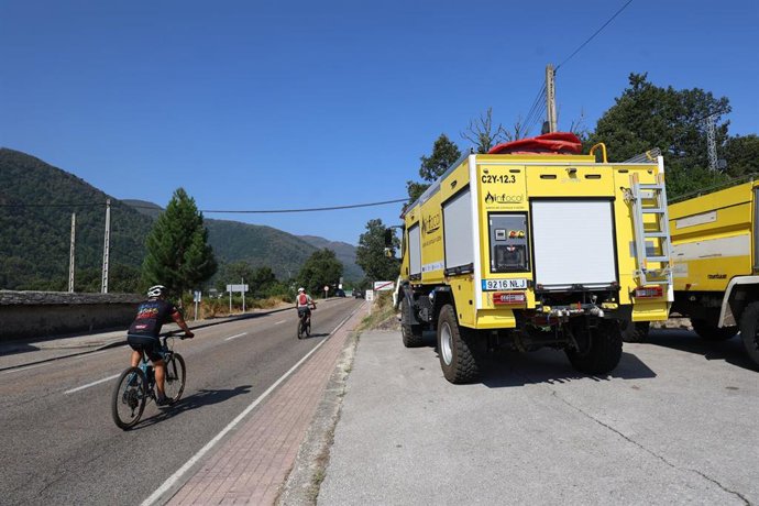 Camión de bomberos durante las labores de extinción de un incendio forestal, a 14 de agosto de 2026, en Caboalles de Abajo, León, Castilla y León (España). El incendio en esta localidad ha sido estabilizado y rebajado a nivel cero tras una noche de intens