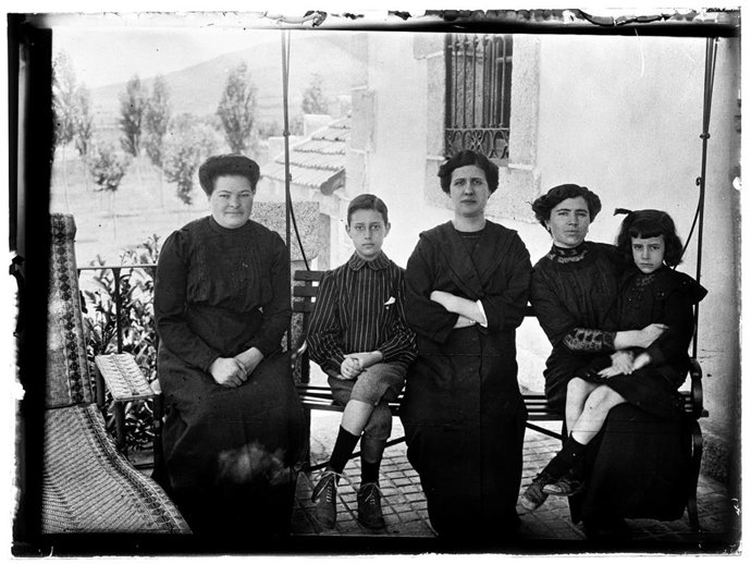 Retrato de familia en una terraza. Años 20. Guadalajara. Fondo Goñi. Archivo Histórico Provincial de Guadalajara.