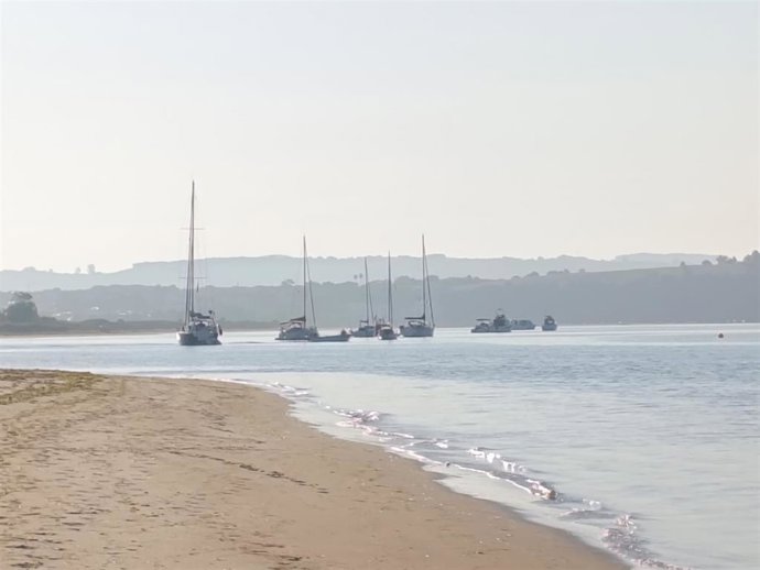 Playa del Puntal. Somo. Arena. Barcos. Mar