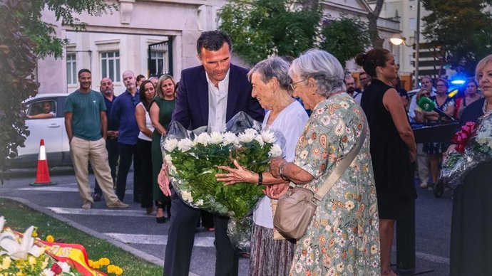 El alcalde de Cádiz, Bruno García, en la ofrenda floral a las víctimas de la explosión del polvorín de la Armada en 1947
