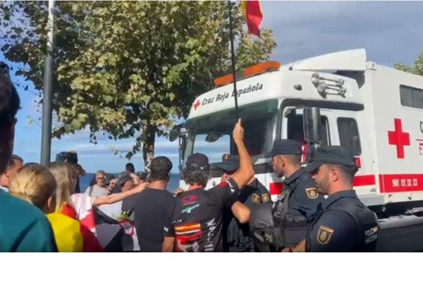 Manifestantes impiden el paso a vehículos de Cruz Roja con alimentos para migrantes en Ceuta
