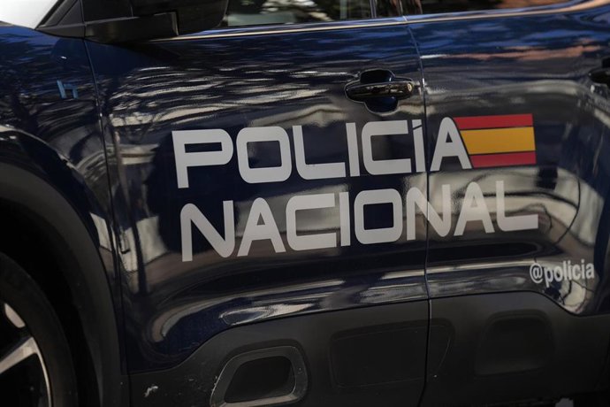 Archivo - Un coche de la Policía Nacional frente a una comisaria durante la presentación de la prueba piloto de citas previas automatizadas de extranjería de L’Hospitalet, a 30 de enero de 2026, en L’Hospitalet, Barcelona, Cataluña (España).