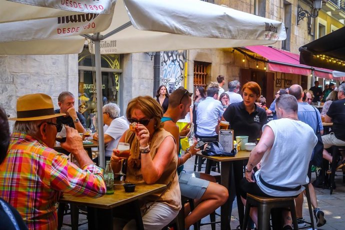 Archivo - Varias personas en una terraza de un bar en Santander