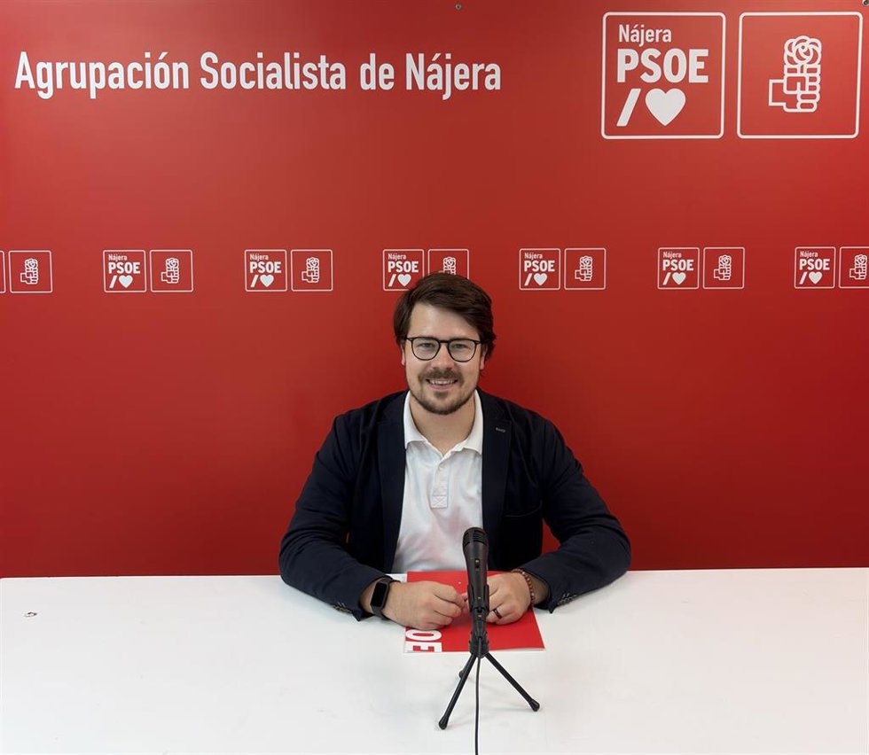 El secretario general de los socialistas najerinos, Saúl Manzanares, en comparecencia de prensa