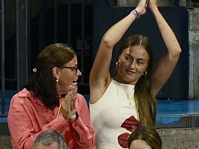 Johanna Zott apoya a su pareja, Pablo Urdangarín, durante su partido