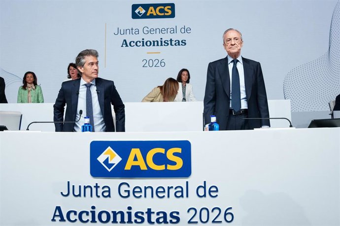 Archivo - El presidente de ACS, Florentino Pérez (d), durante la junta de accionistas de ACS, en Ifema Madrid, a 8 de mayo de 2026, en Madrid (España)