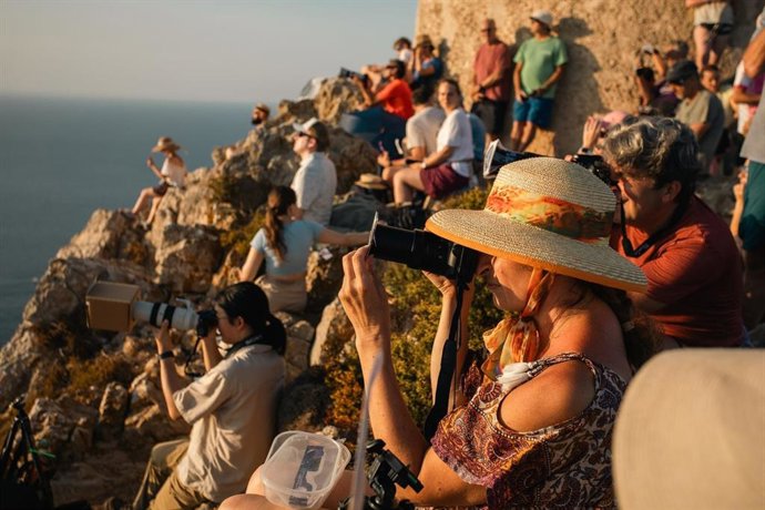 (Foto De ARCHIVO) Varias Personas Durante El Eclipse Solar Total De 2026, A 12 De Agosto De 2026, En Mallorca, Islas Baleares (España)