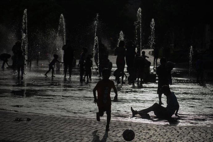 Archivo - Varias personas se refrescan en las fuentes de Madrid Río, a 23 de junio de 2026, en Madrid (España).