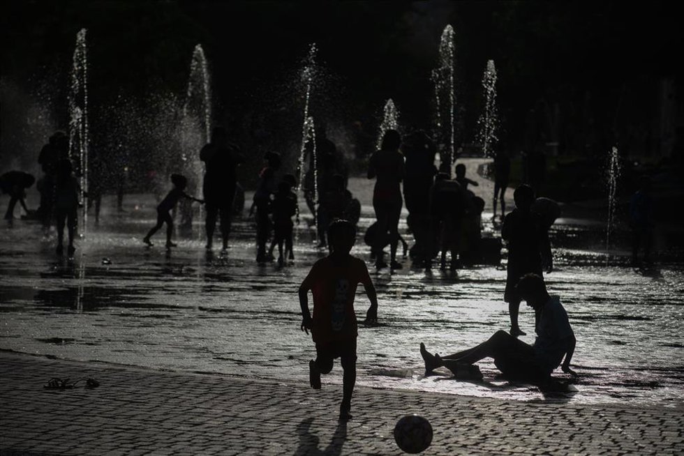 Archivo - Varias personas se refrescan en las fuentes de Madrid Río, a 23 de junio de 2026, en Madrid (España).