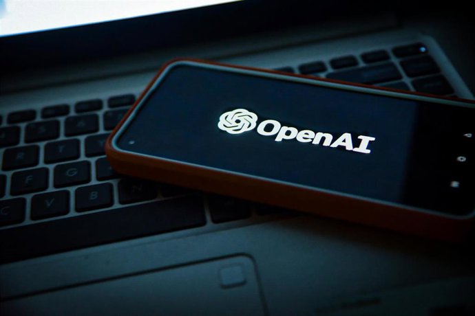Archivo - Logo de OpenAI en un móvil.