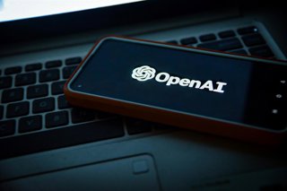 Archivo - Logo de OpenAI en un móvil.