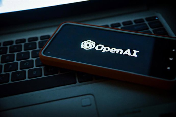 Archivo - Logo de OpenAI en un móvil.