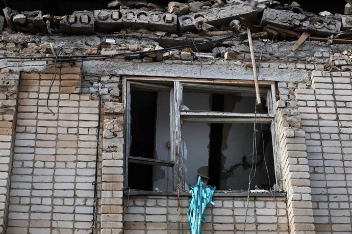 Archivo - Una oficina de correos de la calle Sobornaya, en Primorsk, dañada por un ataque militar en la región de Zaporiyia.