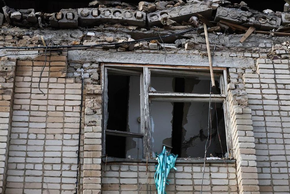 Archivo - Una oficina de correos de la calle Sobornaya, en Primorsk, dañada por un ataque militar en la región de Zaporiyia.