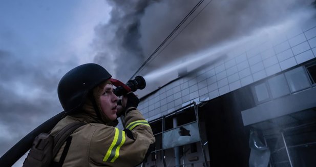 Al menos cuatro muertos y cinco heridos en un ataque de Rusia contra un minibús en Jersón, en el sur de Ucrania
