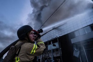 Archivo - Imagen de archivo de un bombero urcaniano apagando las llamas tras un incendio provocado por un ataque ruso.