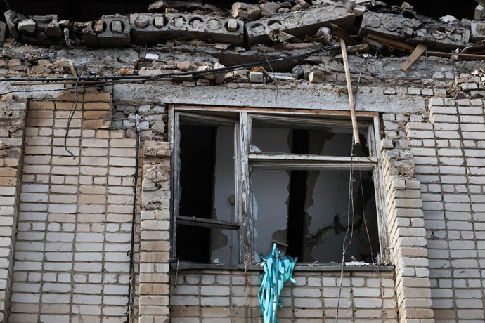 Archivo - Arquivo - RÚSSIA, REGIÃO DE ZAPOROZHYE - 21 DE FEVEREIRO DE 2026: Vista de uma agência dos correios na Rua Sobornaya, em Primorsk, danificada por um ataque militar