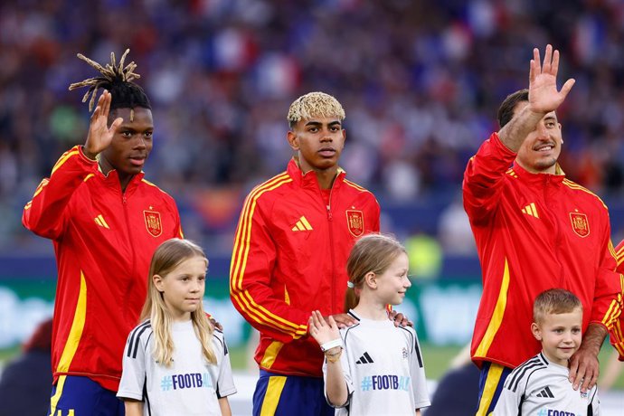 Archivo - Nico Williams, Lamine Yamal and Mikel Oyarzabal of Spain look on during the UEFA Nations League Semi Final match between Spain and France at Stuttgart Arena on June 5, 2025, in Stuttgart, Germany.