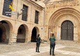 Foto: Detenidos dos jóvenes de Guriezo y Camargo por realizar grabados en la Colegiata de Santillana