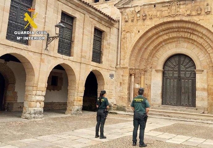 Agentes de la Guardia Civil junto a la Colegiata de Santa Juliana de Santillana del Mar