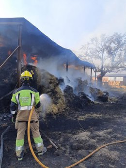 Bomberos del Sepei de la Diputación de Cáceres intervienen en dos incendios en Montehermoso.