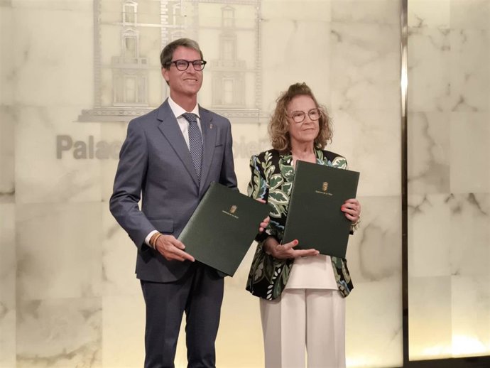 El presidente del Gobierno de La Rioja, Gonzalo Capellán, y la presidenta de ASPACE Rioja, Manuela Muro, tras la firma del acuerdo