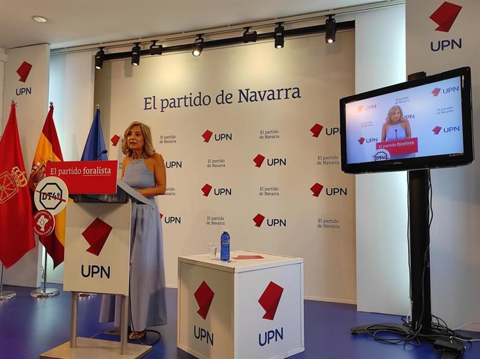 La presidenta de UPN, Cristina Ibarrola, en una rueda de prensa de balance de los tres años de legislatura en Navarra.