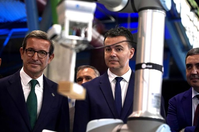 Archivo - El consejero de Universidad, Industria, Energía e Innovación, Jorge Paradela, a la izquierda, en una imagen de archivo.