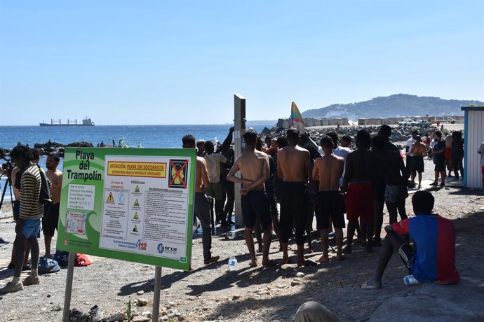 Varias personas se asean en las duchas públicas, en la playa del Trampolín, a 5 de agosto de 2026, en Ceuta (España). La Policía Nacional ha comenzado el proceso de triaje de los migrantes que permanecen en Ceuta, "unos 2.500" según informaciones de la De