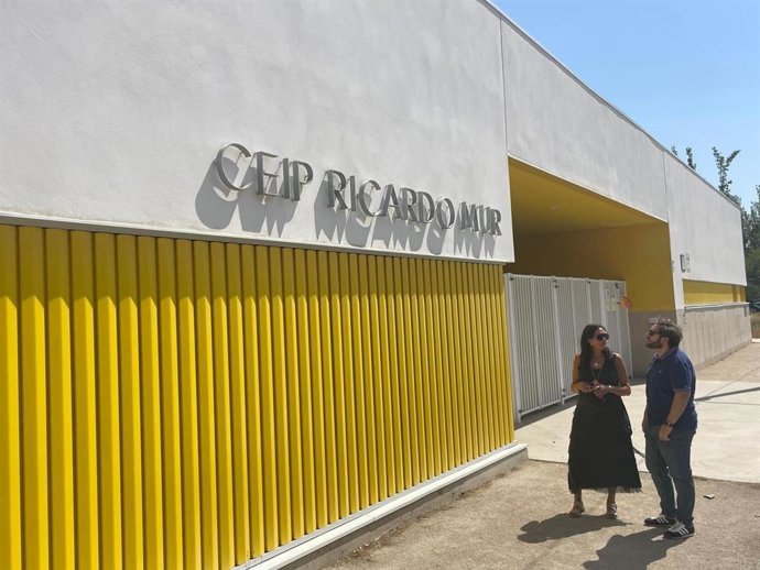 La concejala delegada de Barrios Rurales del Ayuntamiento de Zaragoza, Paloma Espinosa, junto al Colegio de Educación Infantil y Primaria (CEIP) Ricardo Mur de Casetas.