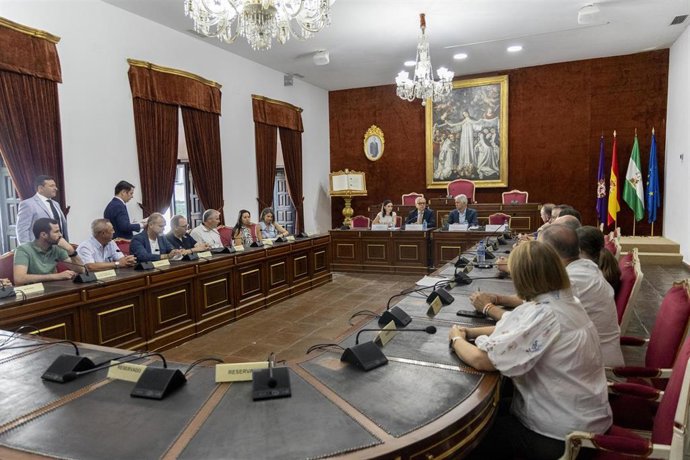 Fuentes (al fondo, centro), interviene durante la rúbrica de los acuerdos de cesión de suelo para VPO con nueve ayuntamientos de la provincia.